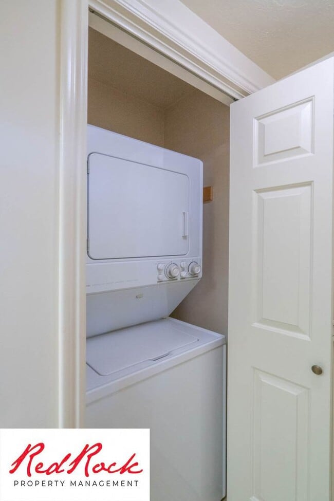 Building Photo - 3 Bedroom End Unit Townhome in Downtown St. George