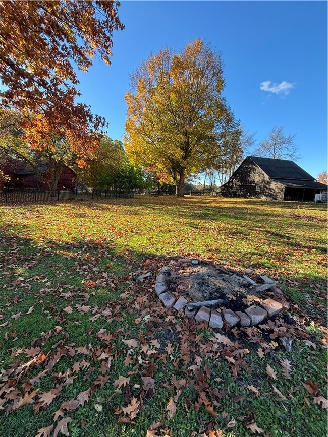 Building Photo - 930 W Bloomfield Rd