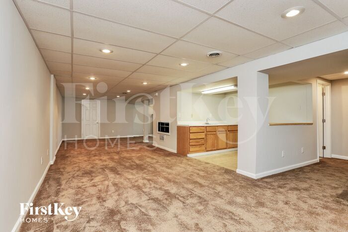 Building Photo - 819 Lakeside Manor Dr