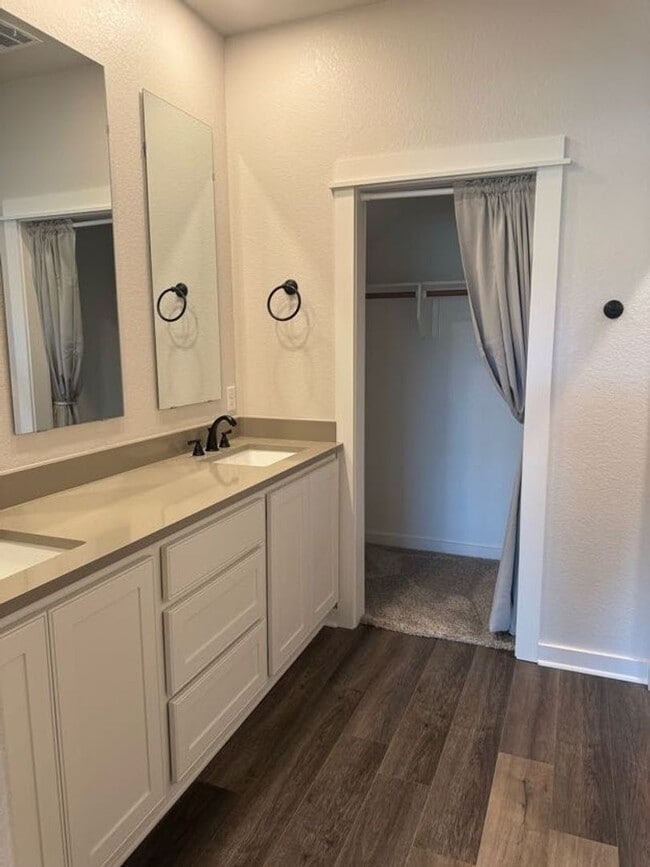 Building Photo - Immaculate Townhome Minutes from Texas A&M