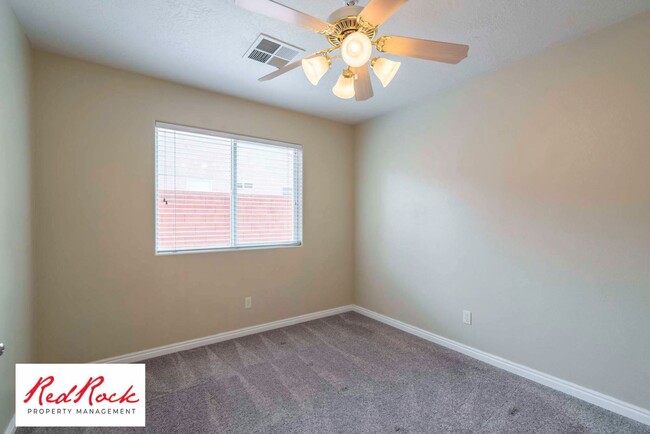 Building Photo - Dog Friendly - 3 Bedroom, 2 Bathroom Prope...