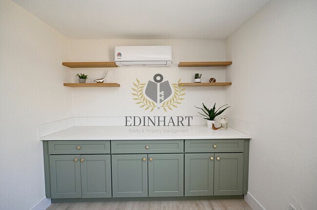 Building Photo - 1584 N Carruth Ave