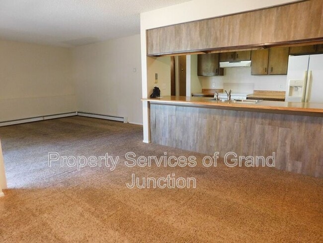 Building Photo - 805 E Cedar Ct