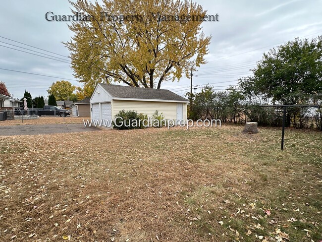 Building Photo - Crystal Single Family Home, 2 Car Garage, ...