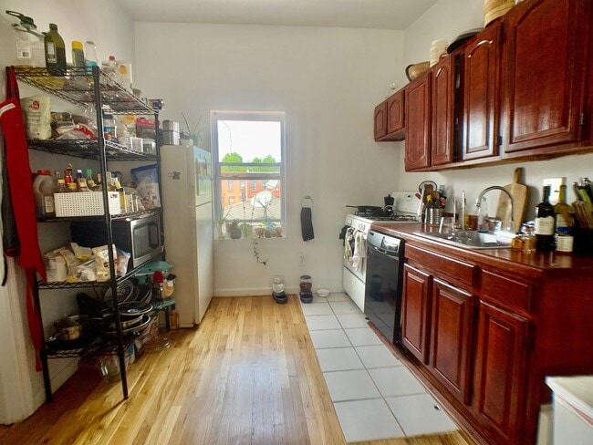 Primary Photo - 206 4th St