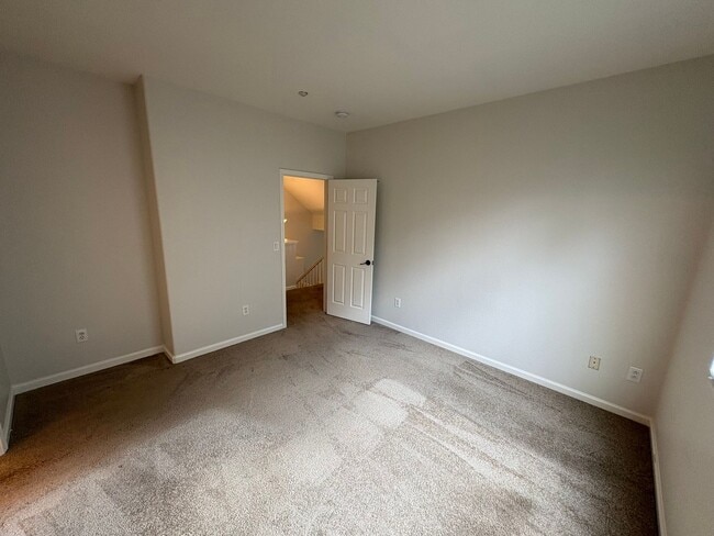 Building Photo - Great Two Story Large Bedroom, Bath Downst...