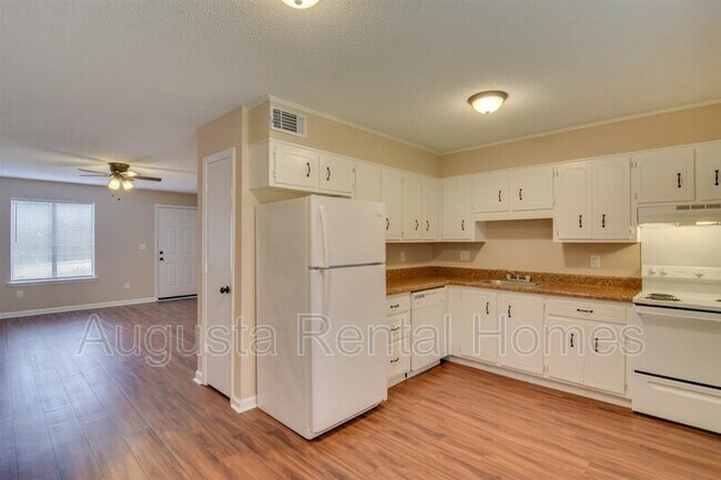 Building Photo - 3508 Woodlake Rd