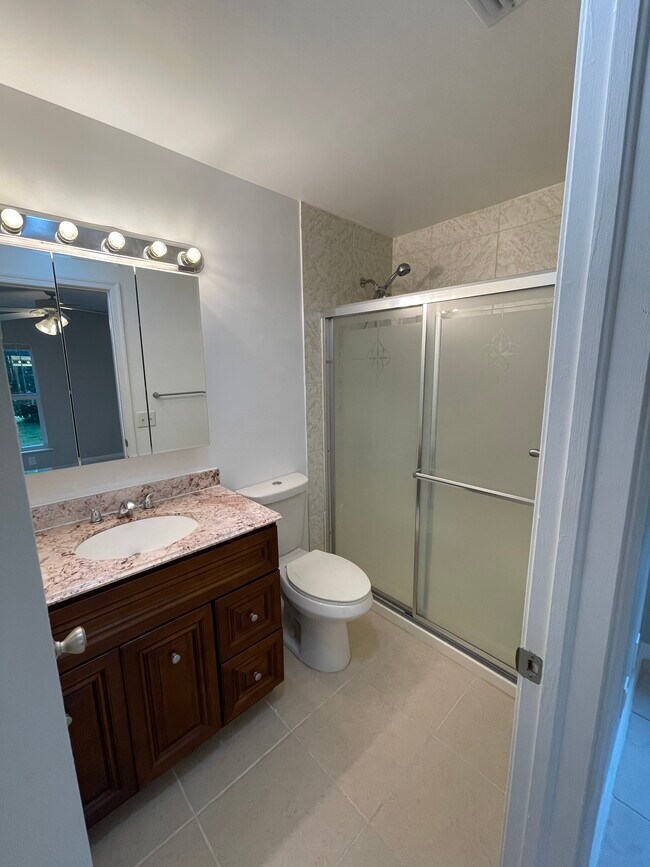 Building Photo - 8043 SE Highpoint Way