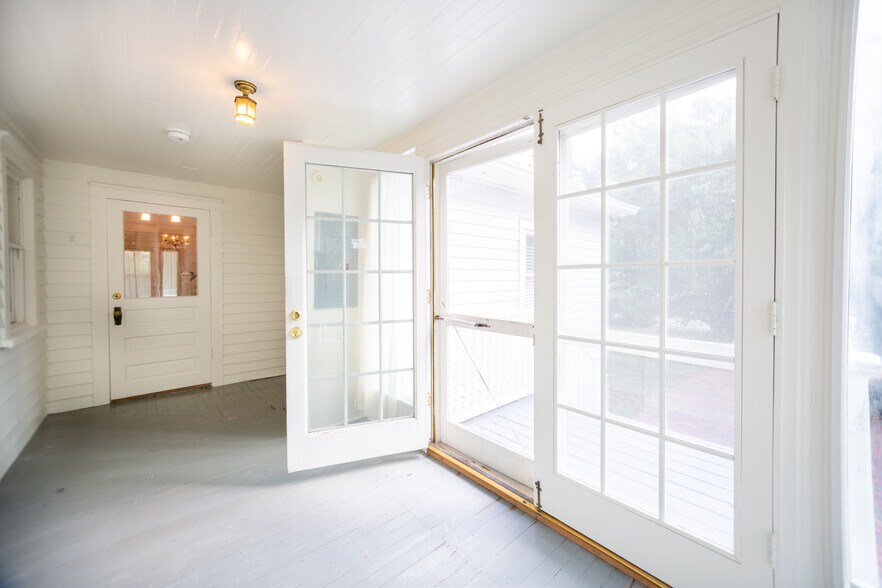 Sun Porch - 1014 Shepherd St