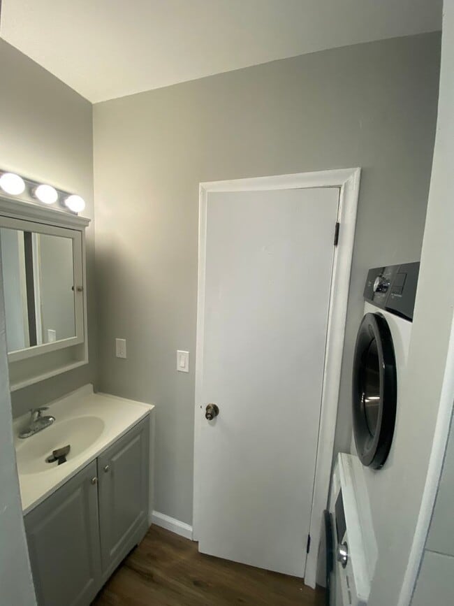 Building Photo - 1 bedroom, 1 bathroom downtown Hartford ct