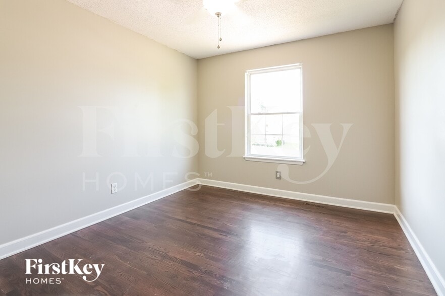 Building Photo - 1605 Cove Dr