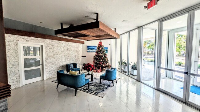 Building Photo - High end condo on waterfront downtown Sarasota!