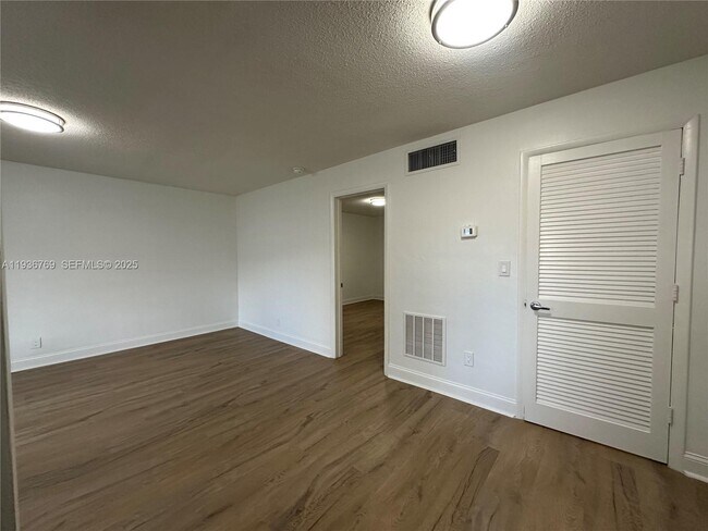 Building Photo - 110 NE 19th Ave