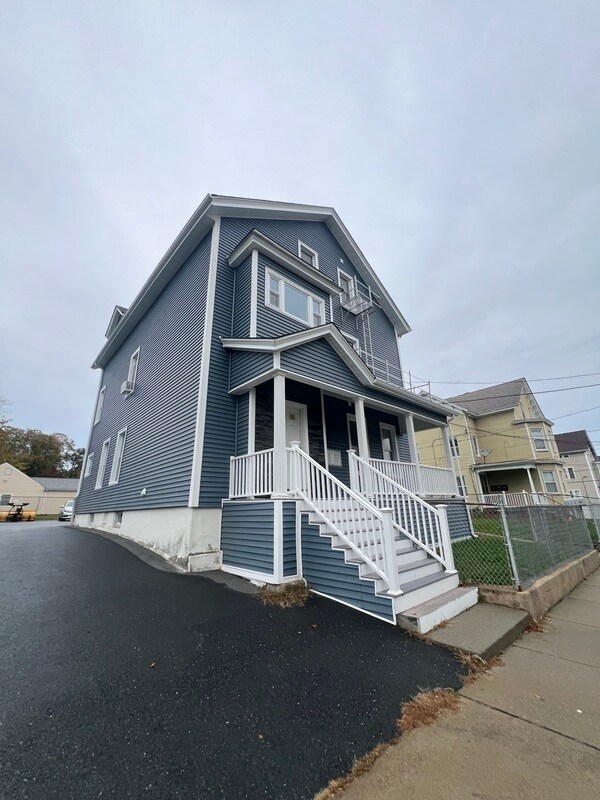 Building Photo - 552 Maple St