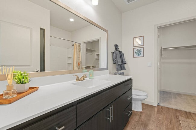 Building Photo - 711 W Broadway Rd