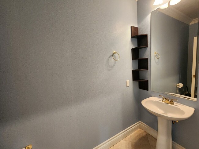 Building Photo - Entertainers Delight with minutes of shopping and restaurants