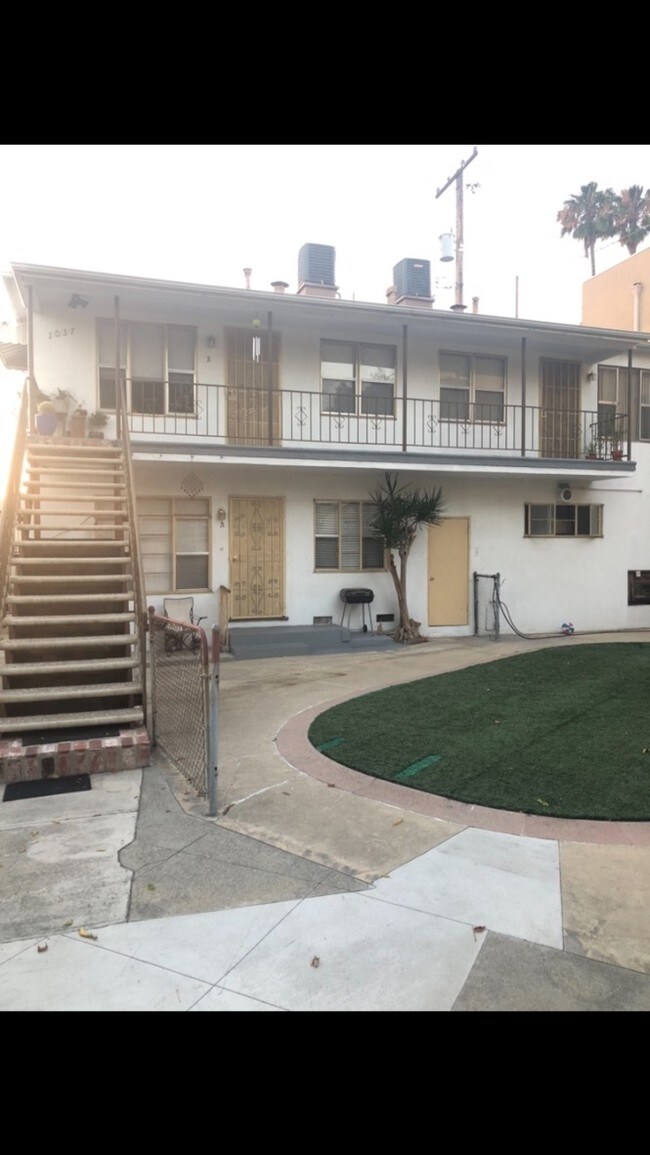 lower unit in triplex - 1037 E Spazier Ave