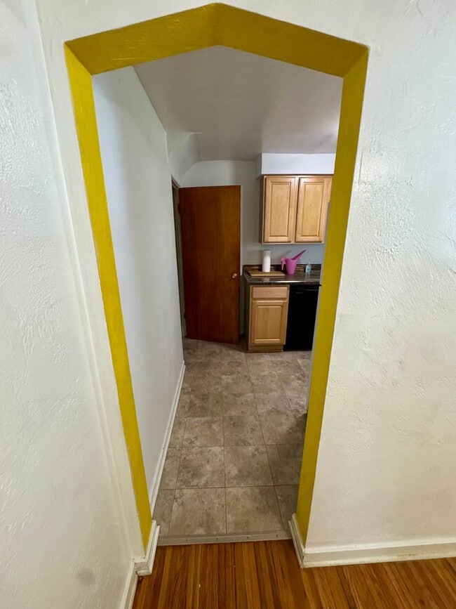 Building Photo - Charming 2 Bed 1 Bath in Beechview!