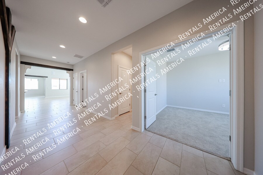 Building Photo - 11128 S 54th Ln