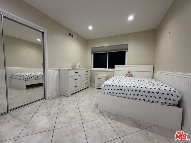 Building Photo - 10609 Reseda Blvd