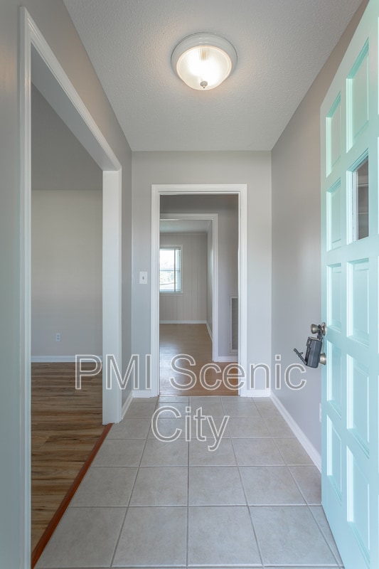 Building Photo - 8140 Holly Crest Dr