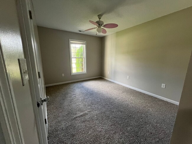 Building Photo - Charming three bedroom two bath home that is located close to MCAS New River and Stone Bay. Just ...