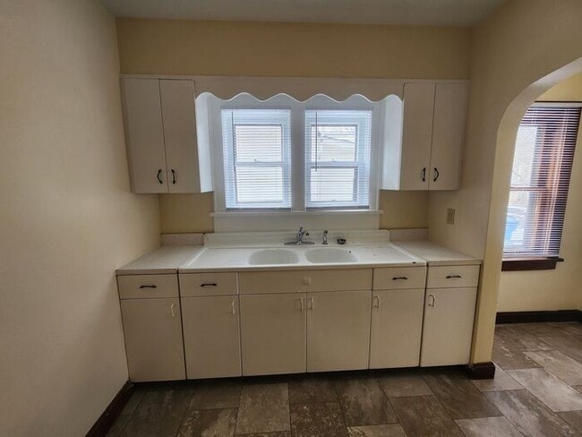 Building Photo - 2 Bedroom Home Near Union Hospital - Pets Welcome!