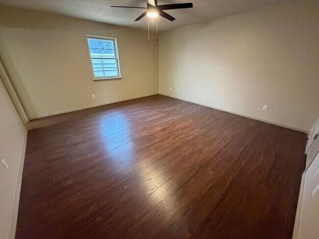 Building Photo - 3/2/2 on culdesac, close to park!