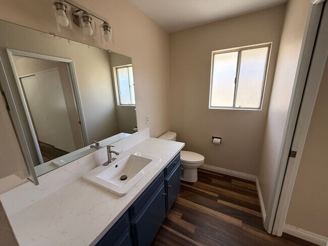 Building Photo - Duplex! 2 bedrooms 2 bathrooms