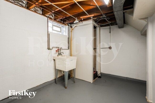 Building Photo - 18523 Oak Ave