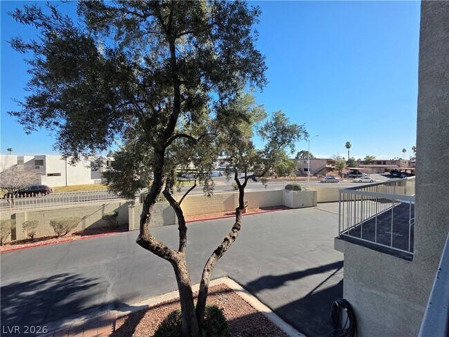 Building Photo - 750 S Royal Crest Cir