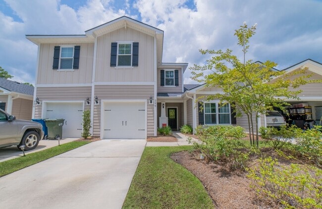 Building Photo - Coming Available! 3 Bedroom, 2.5 Bath Townhome!