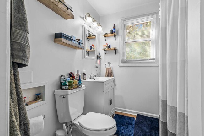 Building Photo - Charming 2-Bedroom Home with Modern Updates!