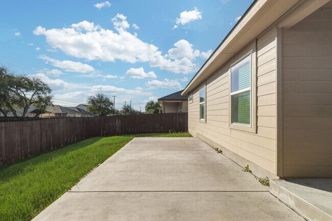 Building Photo - 8810 Double Oak