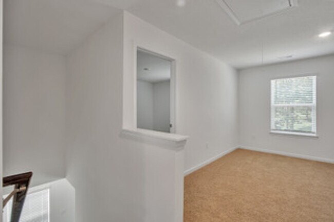 Building Photo - Knoxville 37932 - AVAILABLE July 1, 2026 - BEAUTIFUL, 3 bedroom, 2.5 bath home - Call Kathy Levei...
