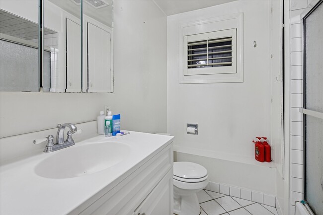 Building Photo - 1950 N Hudson Ave