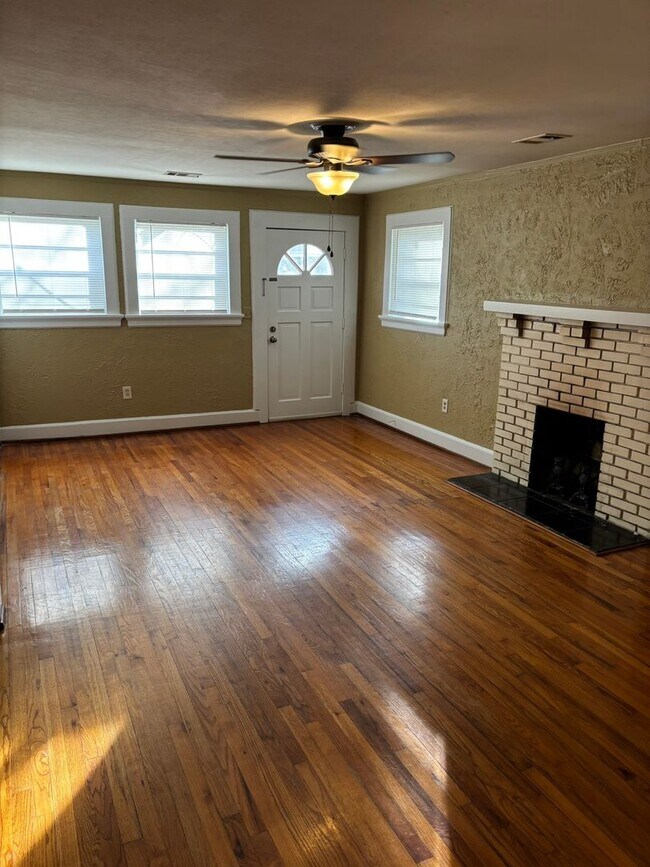 Building Photo - Lakebottom Area!