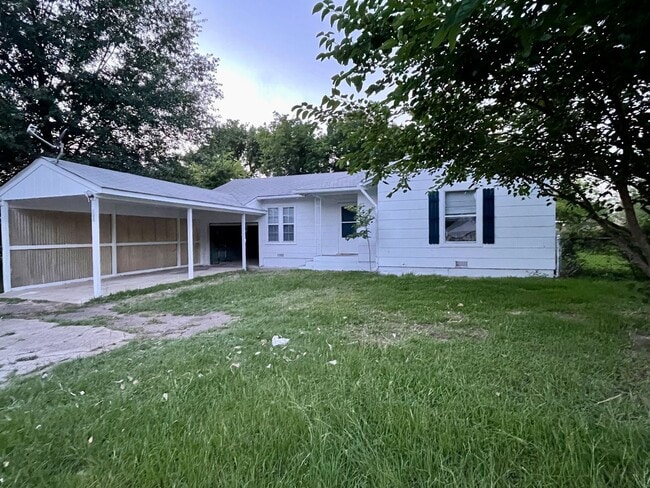 Building Photo - 605 E Main St