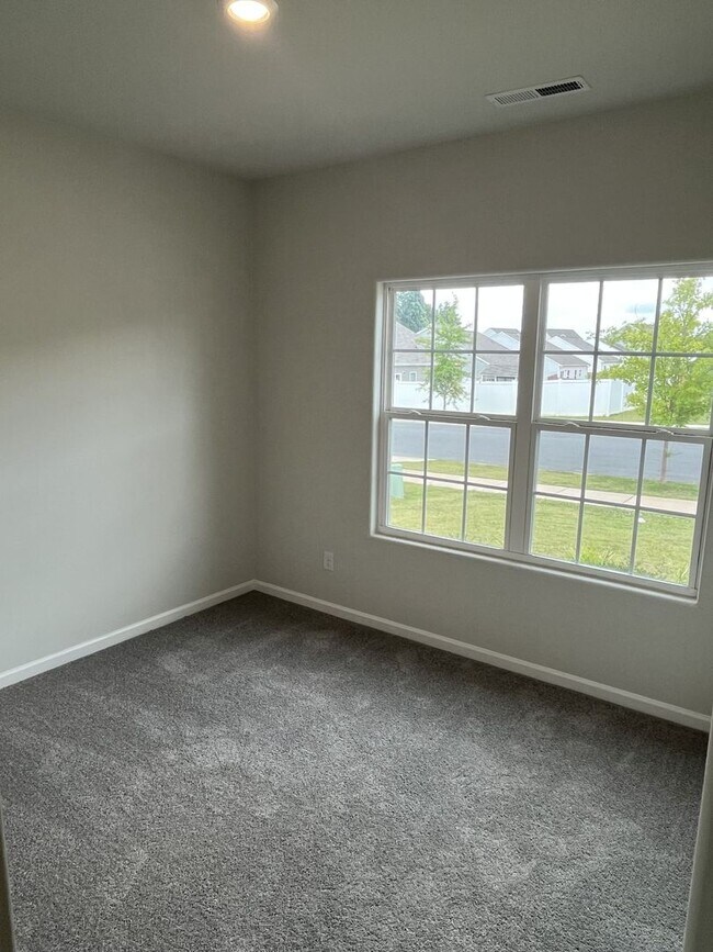 Building Photo - Newer 3 Bed Ranch home in East Charlotte