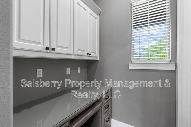 Building Photo - 121 Cedar Ln