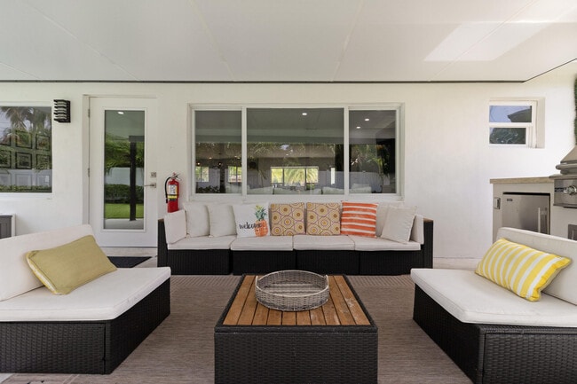 Building Photo - 2862 NE 35th Ct