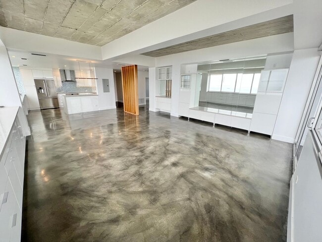 Building Photo - Private 16th-Floor Oceanview Residence with Belmont Pier Views