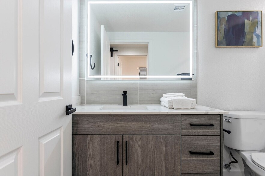 Building Photo - 15608 N 71st St