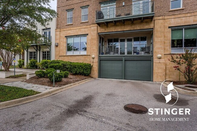 Building Photo - 700 Bay St