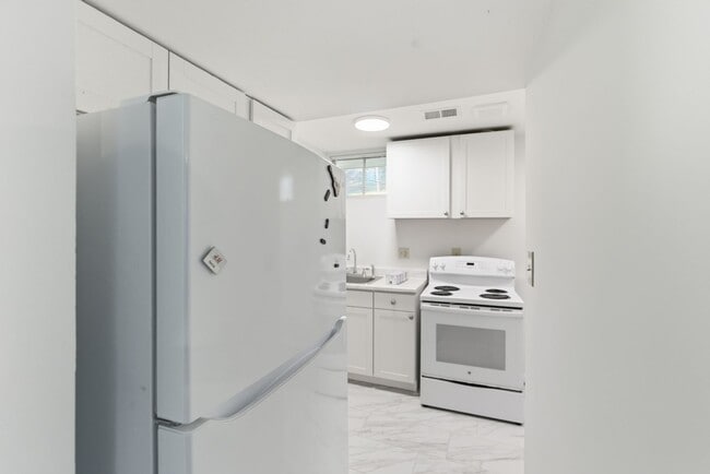 Building Photo - Charming 3 BR/2.5 BA Single-Family Home in...