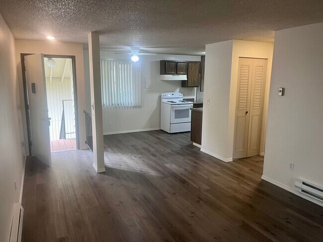 Building Photo - Single level top floor 1 bed Flat w/Covere...