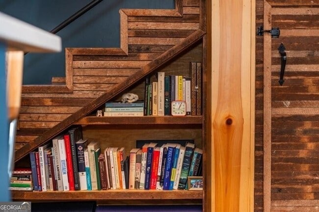 Building Photo - 154 Savannah St SE