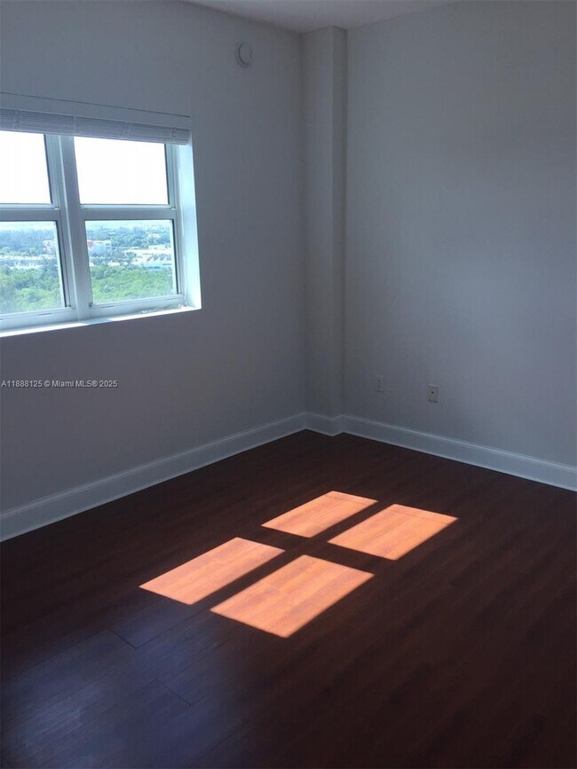 Building Photo - 15051 Royal Oaks Ln