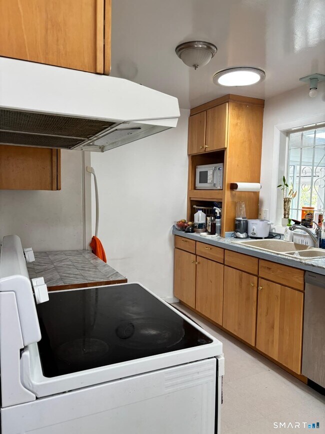 Building Photo - 394 Clintonville Rd