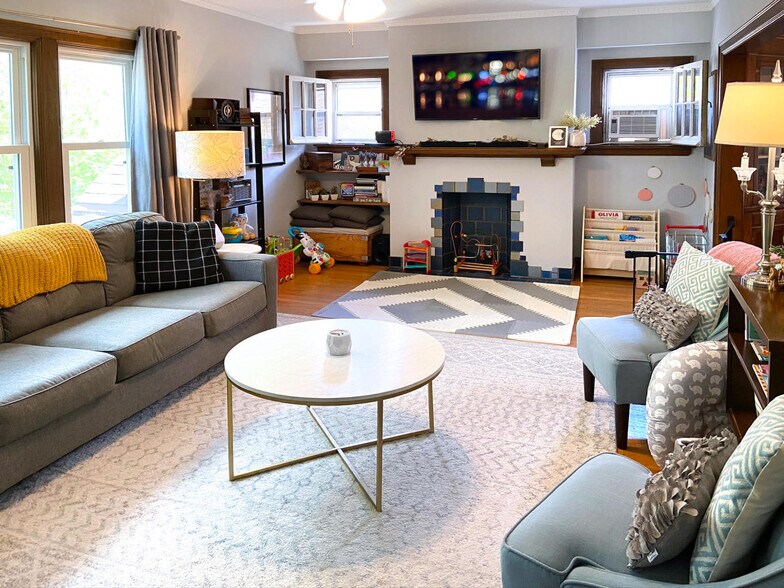 Living room - 3811 N Morris Blvd